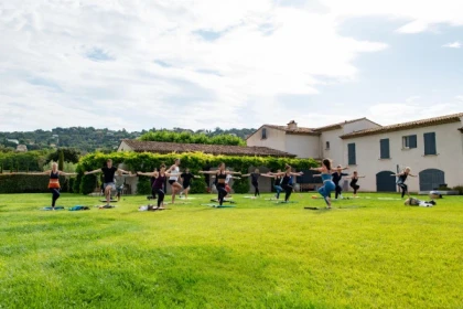 Séance de yoga Vinyasa au coeur d'un vignoble - Expérience Côte d'Azur