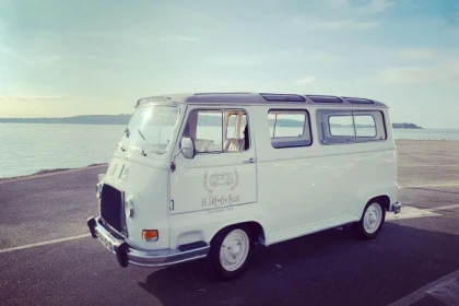 Visite de Mougins en Bus Vintage  (2 heures) - Expérience Côte d'Azur