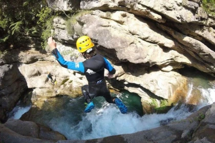 Saut en canyoning dans les gorges du loup