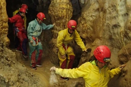 Découverte ludique de la Spéléologie - Grotte de Mons - Spécial Jeunesse - Expérience Côte d'Azur