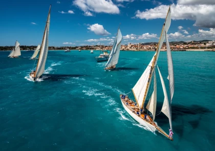 Journée en maxi-catamaran avec déjeuner & régates des Voiles d’Antibes au départ de Marina Baie des Anges - Expérience Côte d'Azur