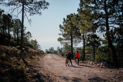 Les roches rouges flamboyantes de l’Estérel à vélo gravel - Expérience Côte d'Azur