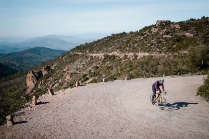 Les roches rouges flamboyantes de l’Estérel à vélo gravel - Expérience Côte d'Azur