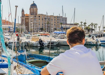Jeune couple qui profite de son week-end à Saint-Raphaël