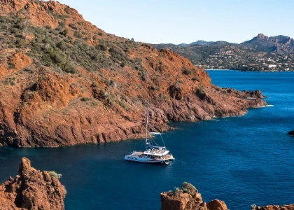 Catamaran au cœur des calanques de l'Estérel