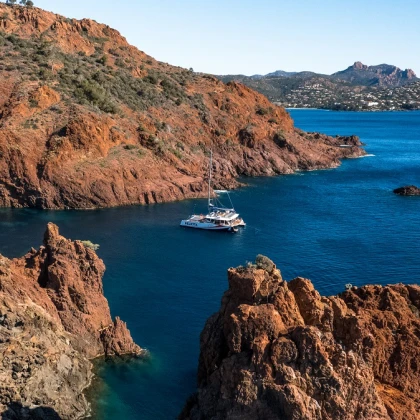 Maxi Catamaran dans les calanques à Saint Raphaël