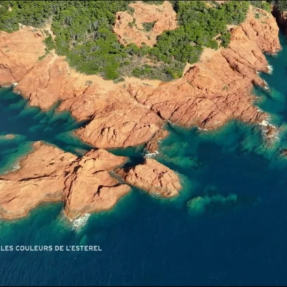 Panorama calanques de l'Estérel et ses falaises rouges