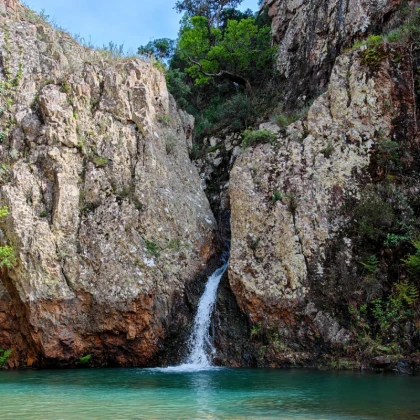 Cascade, rivière et lac dans le massif de l'Estérel