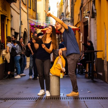 élèves participant à un jeu de piste dans le Vieux-Nice sortie scolaire