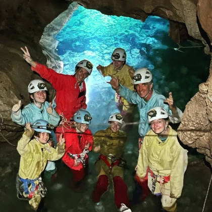 élèves découvrant la spéléologie lors d'une sortie scolaire dans la Siagne