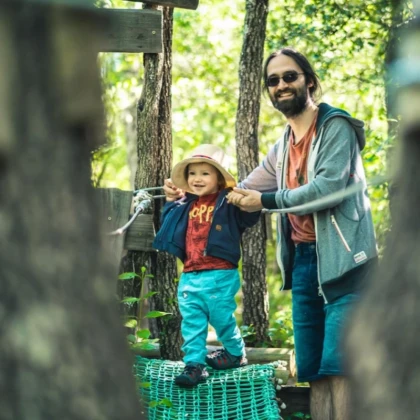 élèves dans les filets suspendus du parc aventure Aoubré sortie scolaire