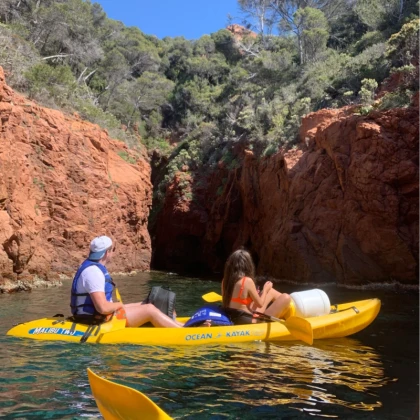 kayak entre les roches rouges de l'Esterel activité scolaire