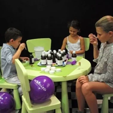 atelier pédagogique lors d'une sortie scolaire à Grasse