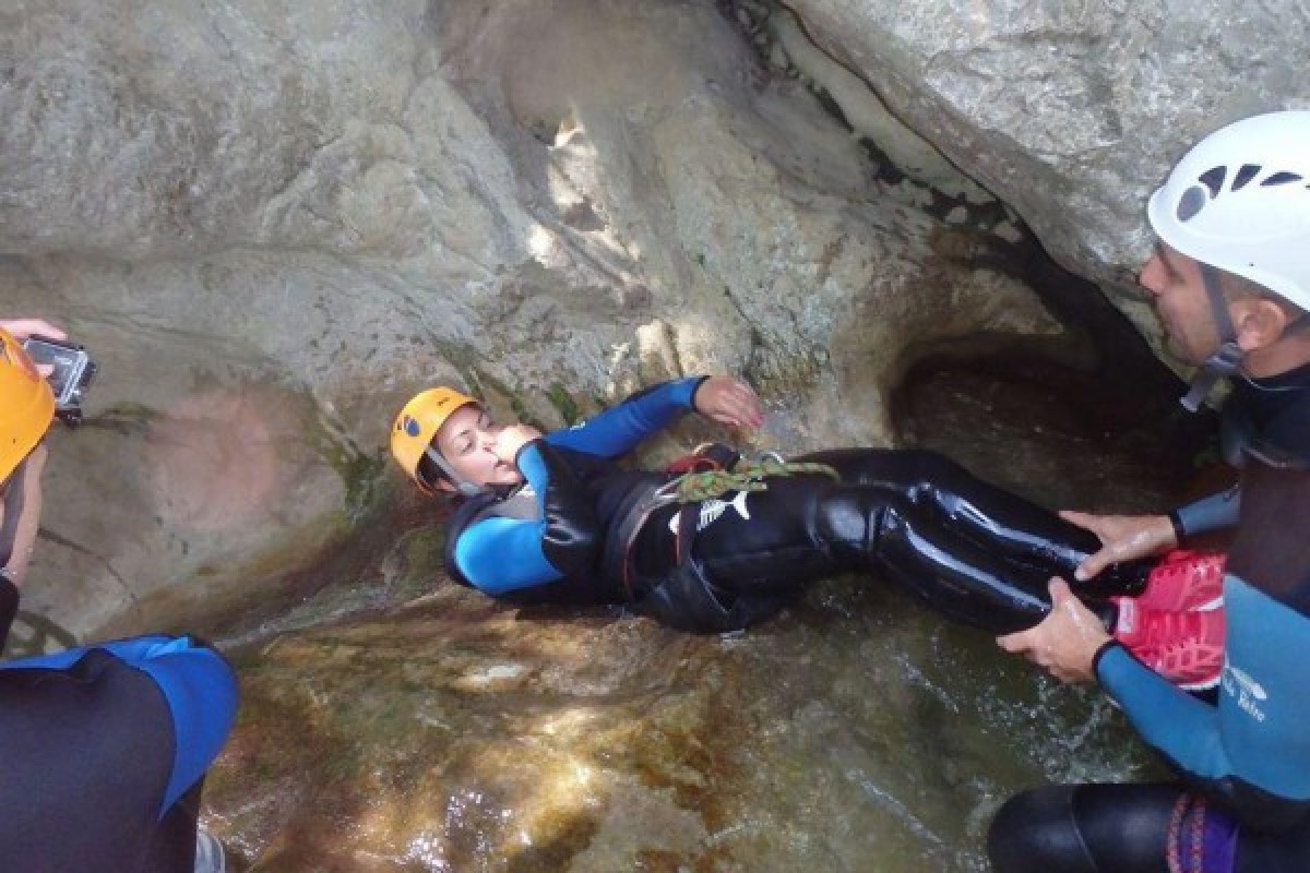 glissade avec guide en canyoning Alpes Maritimes