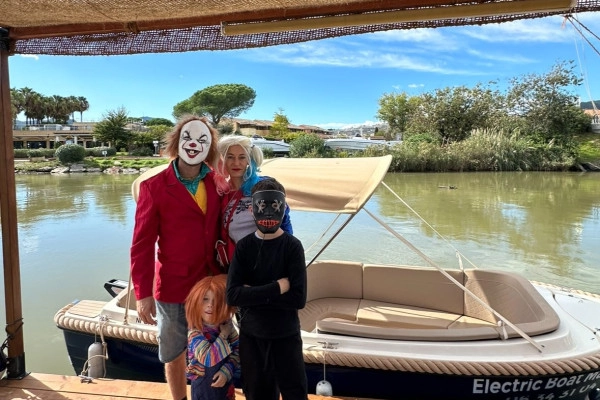 Chasse aux monstres en bateau électrique sans permis - Expérience Côte d'Azur