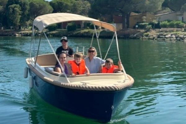 Chasse aux monstres en bateau électrique sans permis - Expérience Côte d'Azur