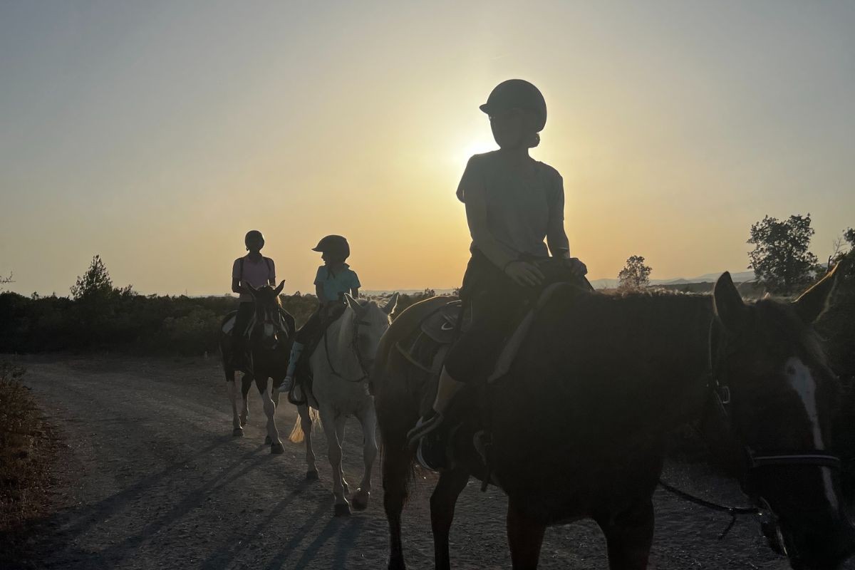 Coucher de soleil à cheval au pied du Massif de l’Estérel - Expérience Côte d'Azur