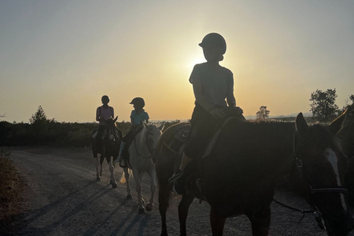 Coucher de soleil à cheval au pied du Massif de l’Estérel - Expérience Côte d'Azur