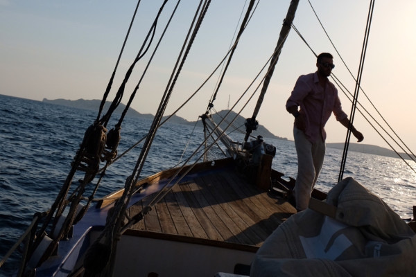 Coucher de soleil à la voile, buffet et vins de Provence - Expérience Côte d'Azur
