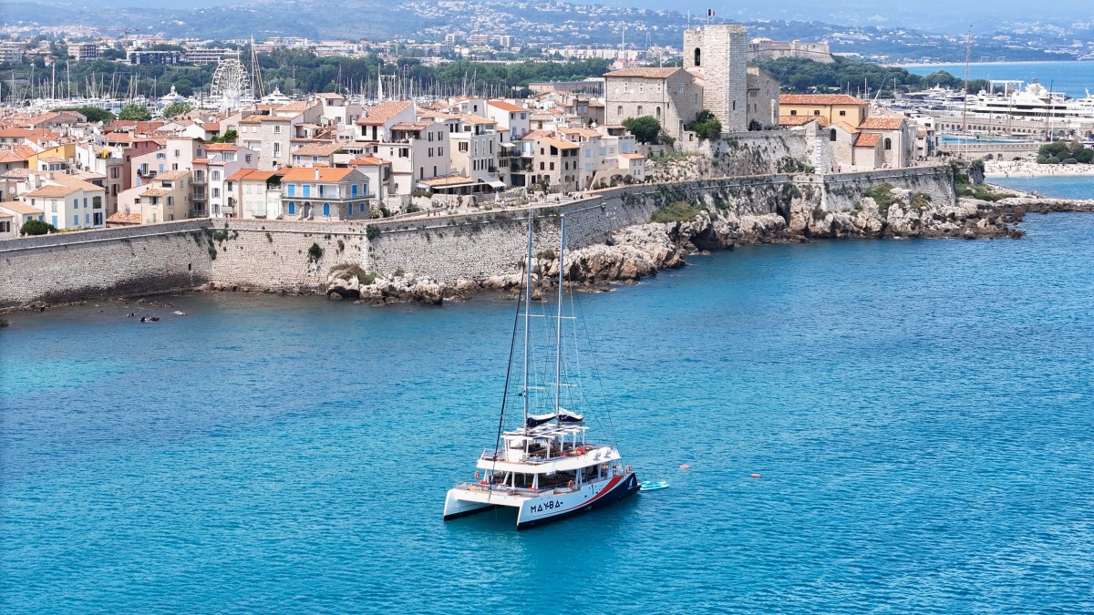 Croisière en catamaran sur la Côte d’Azur avec apéritif – Cap d’Antibes au départ de Villeneuve-Loubet - Expérience Côte d'Azur