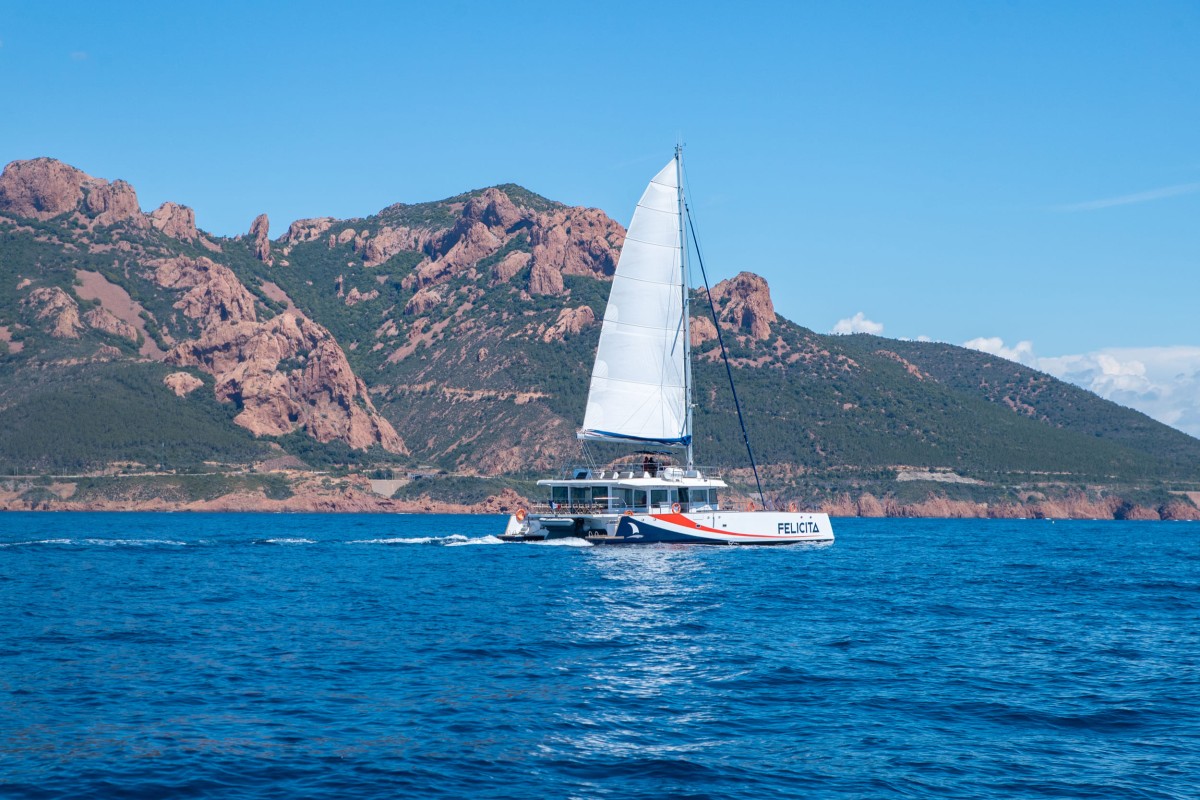 Offre Exclusive - 10% Sortie catamaran de St Raphaël aux calanques de l'Estérel - Brunch en mer - Expérience Côte d'Azur