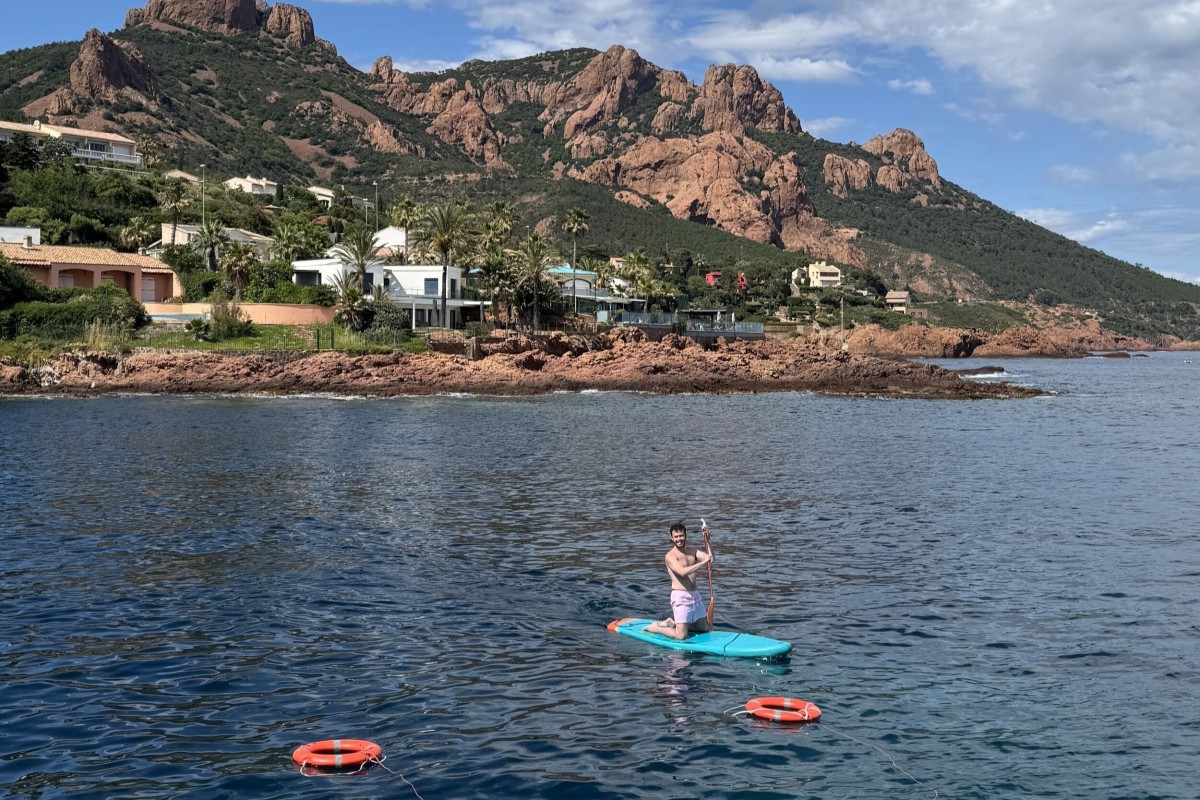 Offre Exclusive - 10% Sortie catamaran de St Raphaël aux calanques de l'Estérel - Brunch en mer - Expérience Côte d'Azur