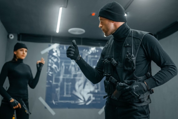 ESCAPE GAME BRAQUAGE À SAINT-TROPEZ - Expérience Côte d'Azur