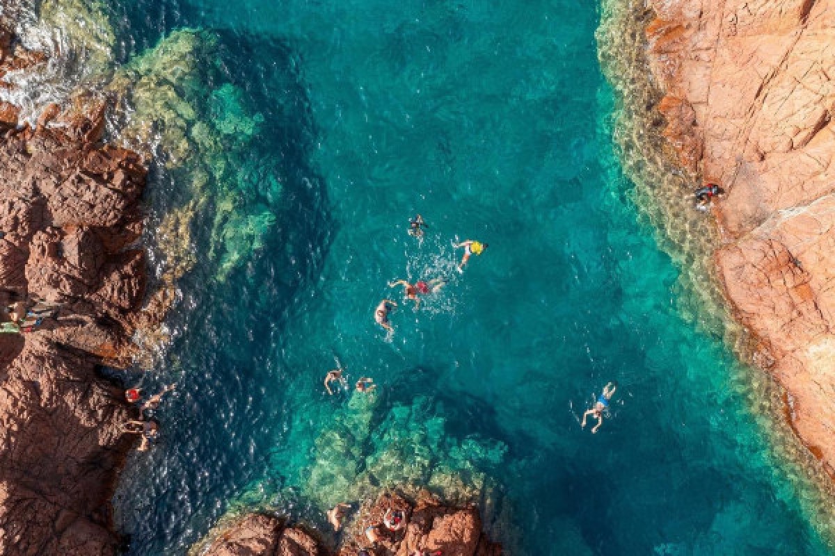 Baignade au coeur des calanques à Saint Raphaël