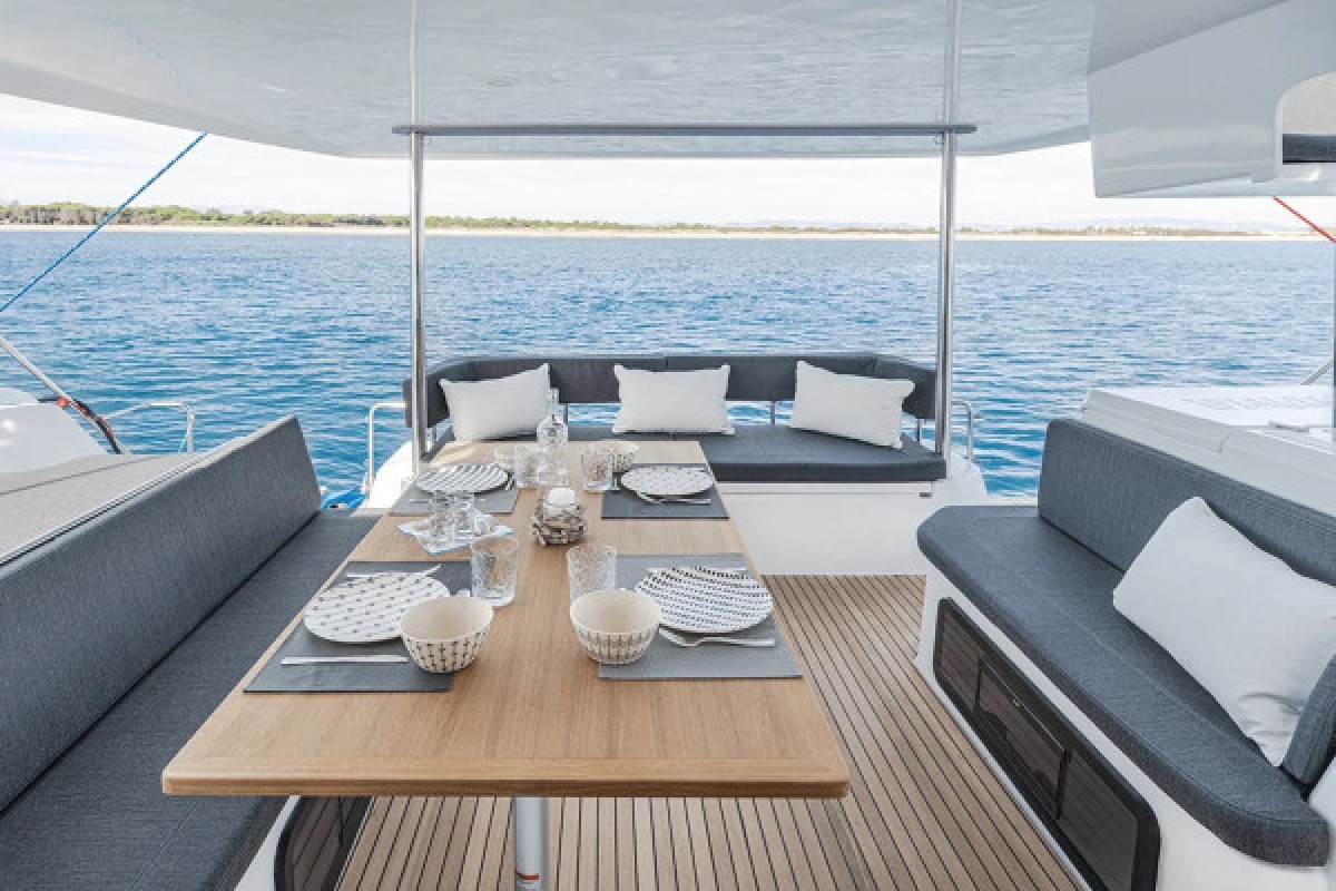 Excursion privée en catamaran à Mandelieu - baignade et détente en mer - Expérience Côte d'Azur