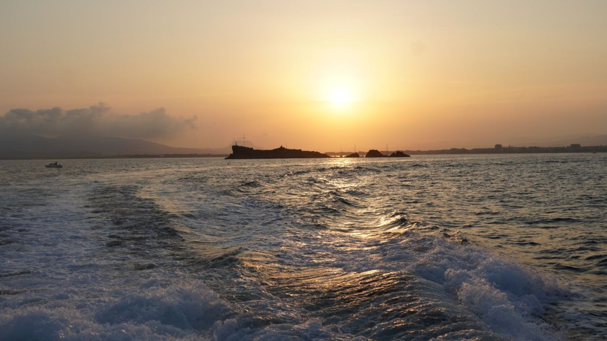Coucher soleil bateaux bleus