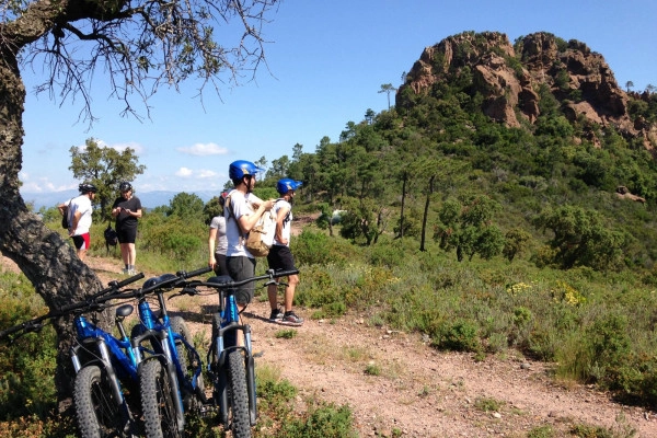 Journée sortie encadrée en VTT électrique et en Paddle ou kayak dans l'Estérel - PROMO - Expérience Côte d'Azur