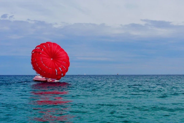 Expérience Côte d'Azur | Pack bouée tractée & parachute ascensionnel 2 pers -  plage de la Nartelle