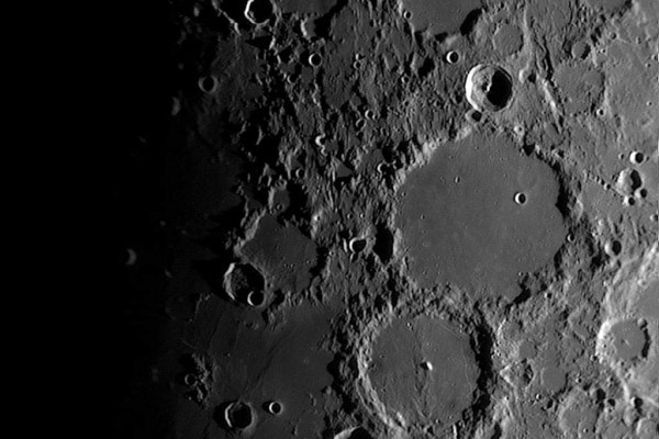 Observation de la lune en soirée astronomie au Dramont