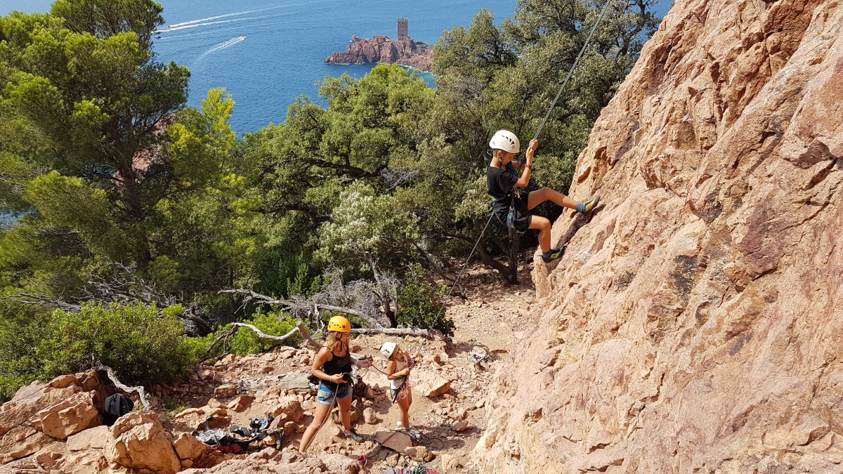 Séance d'escalade les Roches rouges de l'Estérel - Saint-Raphaël - Expérience Côte d'Azur