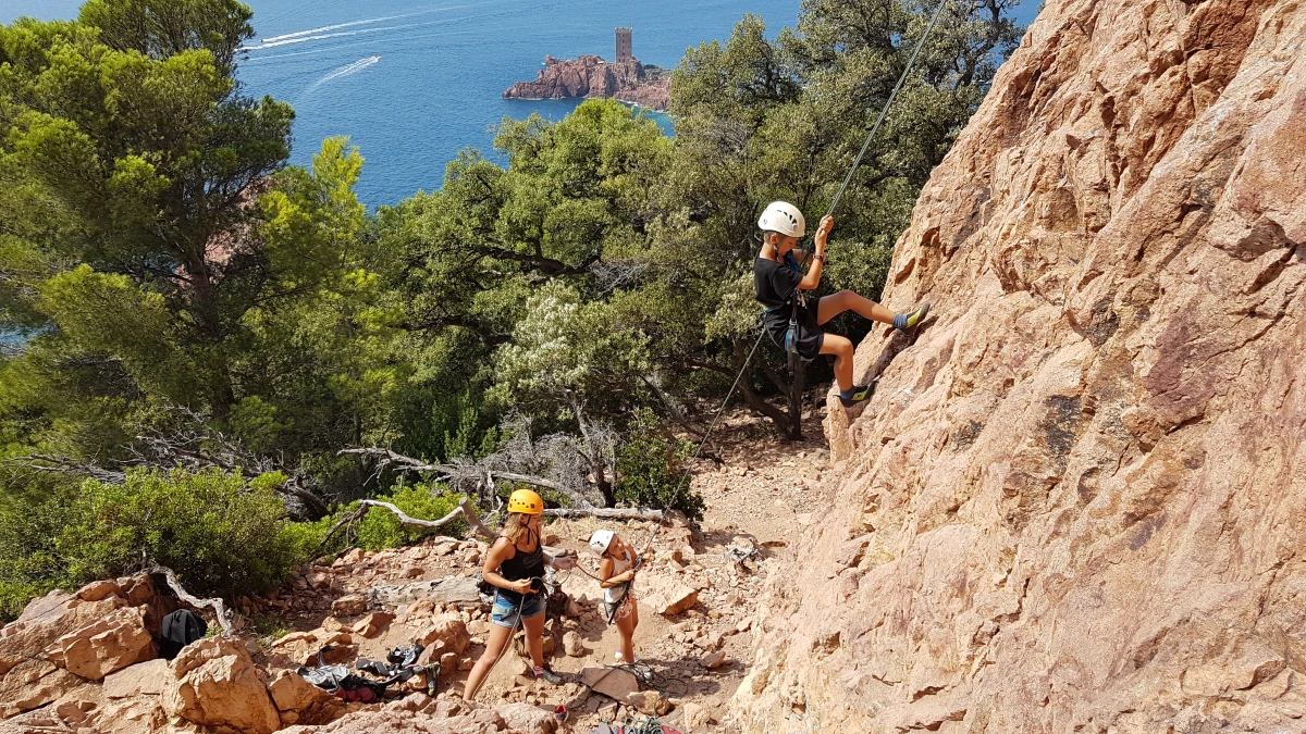 Séance d'escalade les Roches rouges de l'Estérel - Saint-Raphaël - Expérience Côte d'Azur