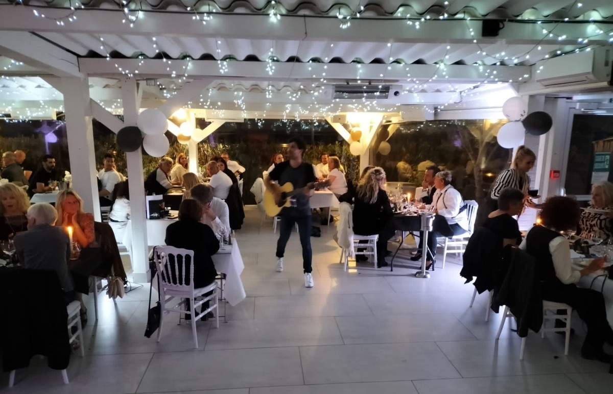 Soirée animée du nouvel An ambiance Western à l'Auberge des pins - Tourrettes - Expérience Côte d'Azur