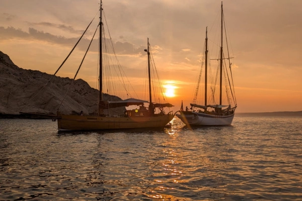 Soirée coucher du soleil en voilier dans les Calanques du Frioul - Quai d'honneur Mairie - Expérience Côte d'Azur