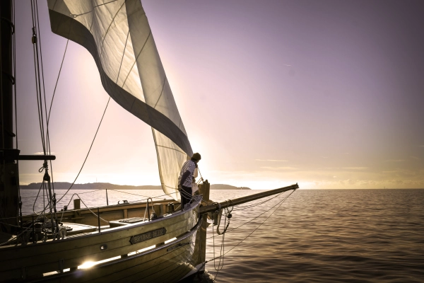 Soirée coucher du soleil en voilier dans les Calanques du Frioul - Quai d'honneur Mairie - Expérience Côte d'Azur
