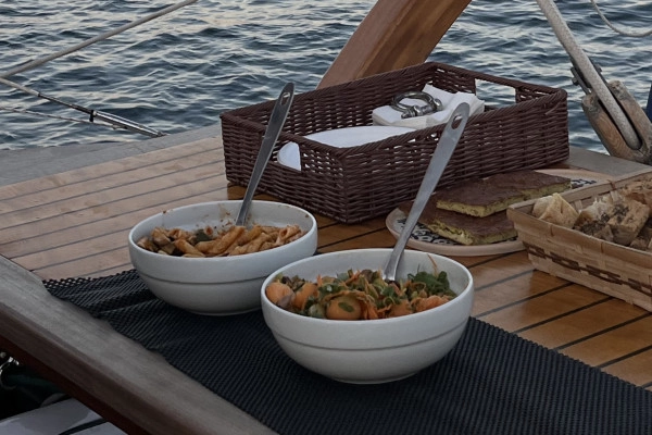 Soirée coucher du soleil en voilier dans les Calanques du Frioul - Quai d'honneur Mairie - Expérience Côte d'Azur