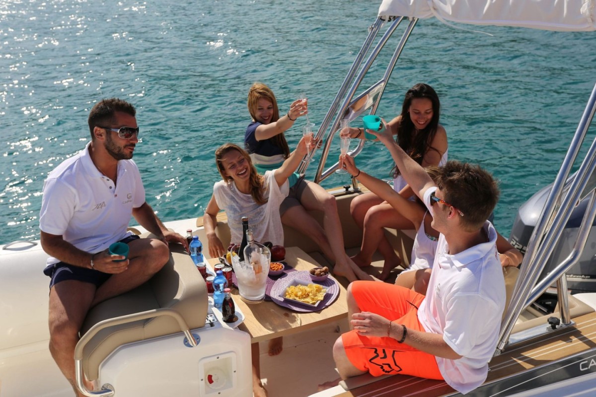 Suivez les Voiles de Saint-Tropez en bateau privatif avec skipper - Expérience Côte d'Azur